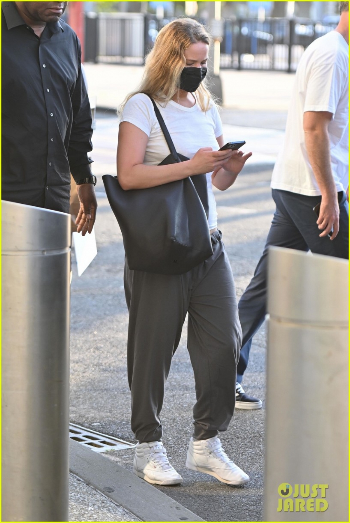 Vợ chồng Jennifer Lawrence lên đồ đồng điệu tái xuất ở sân bay - Hình 4