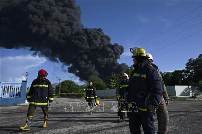 Vụ cháy kho dầu lớn nhất Cuba: Chủ tịch Miguel Díaz-Canel gặp gỡ thân nhân những người mất tích - Hình 1