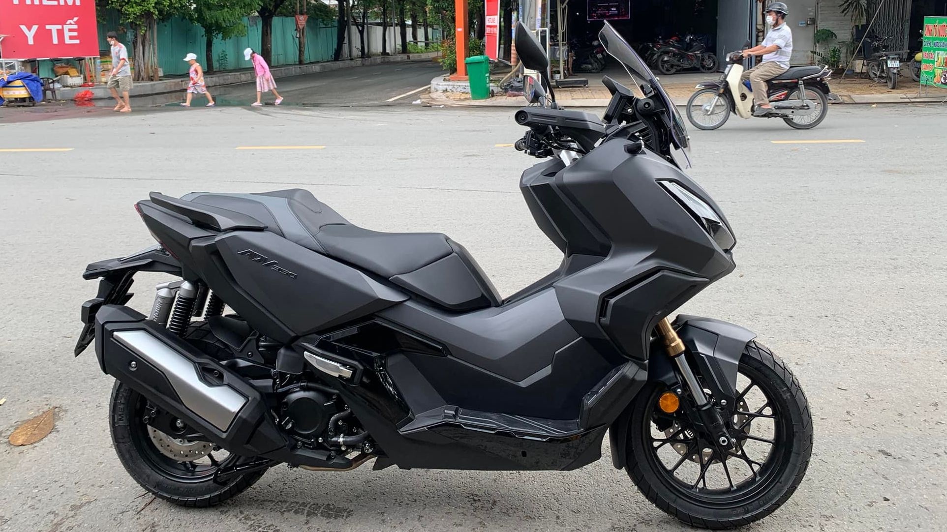 Xe tay ga Honda ADV350 'Made in Thailand' đầu tiên về Việt Nam - Hình 2