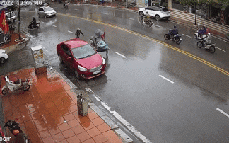 Xích lô húc ô tô bên đường, người đàn ông quay lại 2 lần xin đền và quyết định của chủ xe - Hình 1