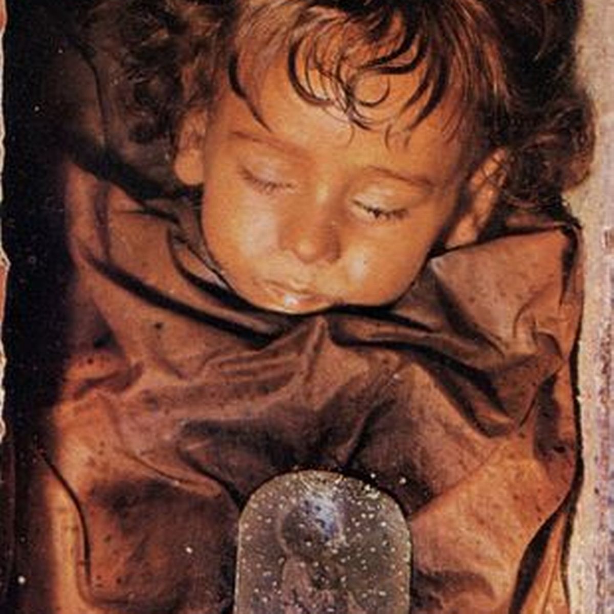 Bí ẩn về xác ướp đẹp nhất thế giới của em bé 2 tuổi - Hình 2
