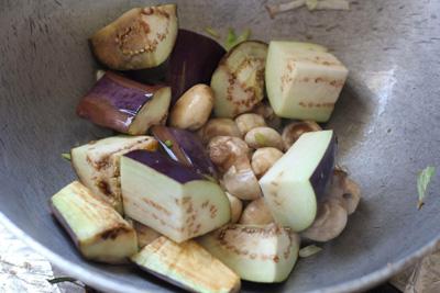 Cách làm món cà tím và nấm rơm kho tộ ngọt mềm, thơm ngon - Hình 4