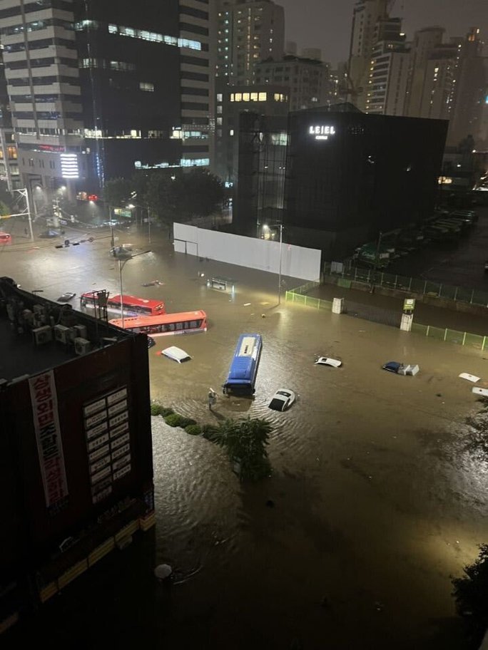 Hàn Quốc chứng kiến trận lũ lụt lịch sử - Hình 5