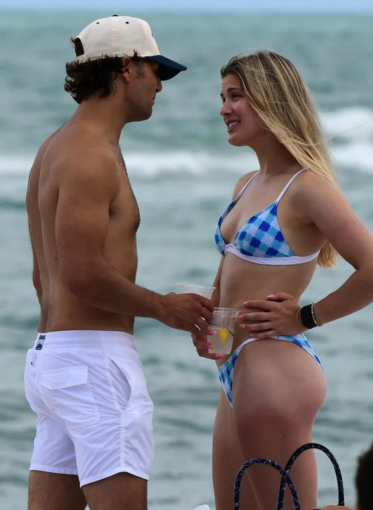 Mỹ nhân tennis Bouchard mặc bikini, ôm trai lạ giữa bãi biển - Hình 4