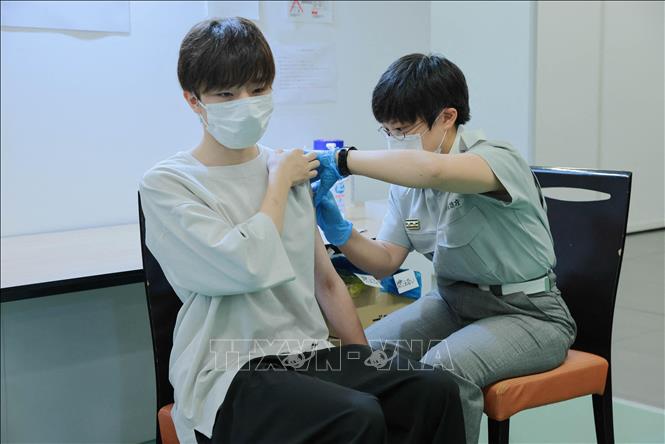 Nhật Bản lên kế hoạch tiêm vaccine mới chống biến thể phụ của Omicron - Hình 1