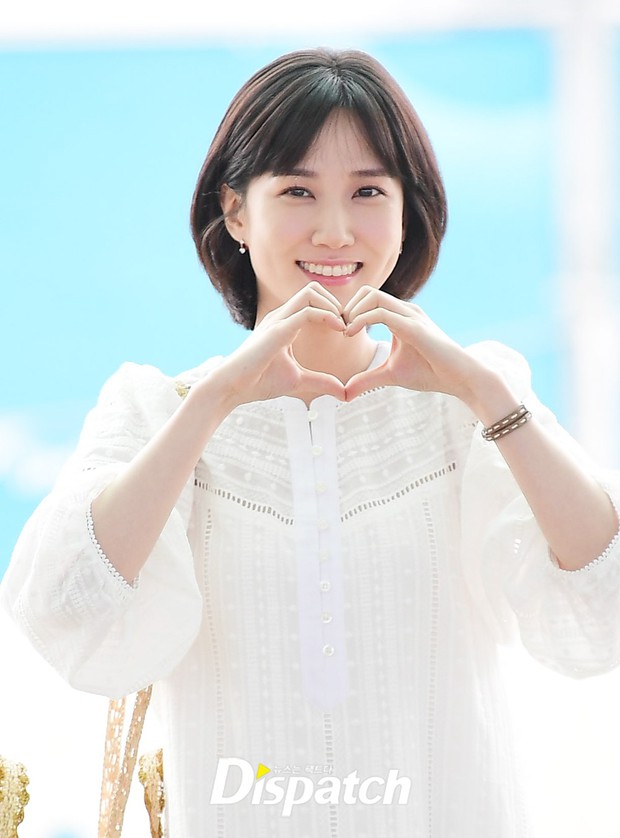 Park Eun Bin như thiên thần, Ha Yoon Kyung sắc vóc gây sốt tại sân bay đi Bali - Hình 4