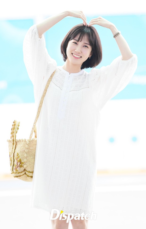 Park Eun Bin như thiên thần, Ha Yoon Kyung sắc vóc gây sốt tại sân bay đi Bali - Hình 2