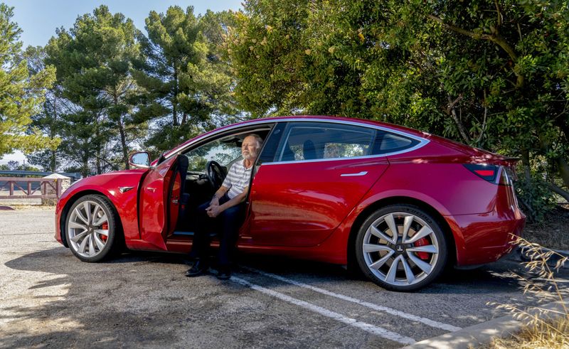 Tesla chịu trận vì Elon Musk - Hình 2