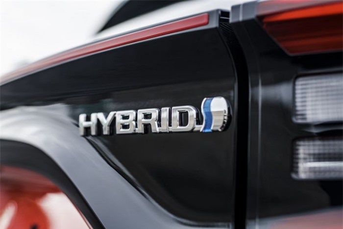 Toyota Fortuner 2023 sắp ra mắt, thiết kế mới, bổ sung công nghệ hybrid, dằn mặt Santa Fe - Hình 2