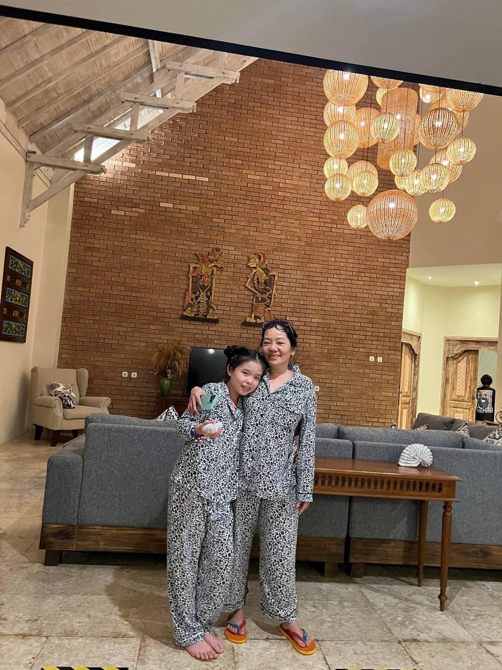 Con gái riêng Phương Trinh Jolie nhiều lần diện đồ đôi với mẹ Lý Bình - Hình 10