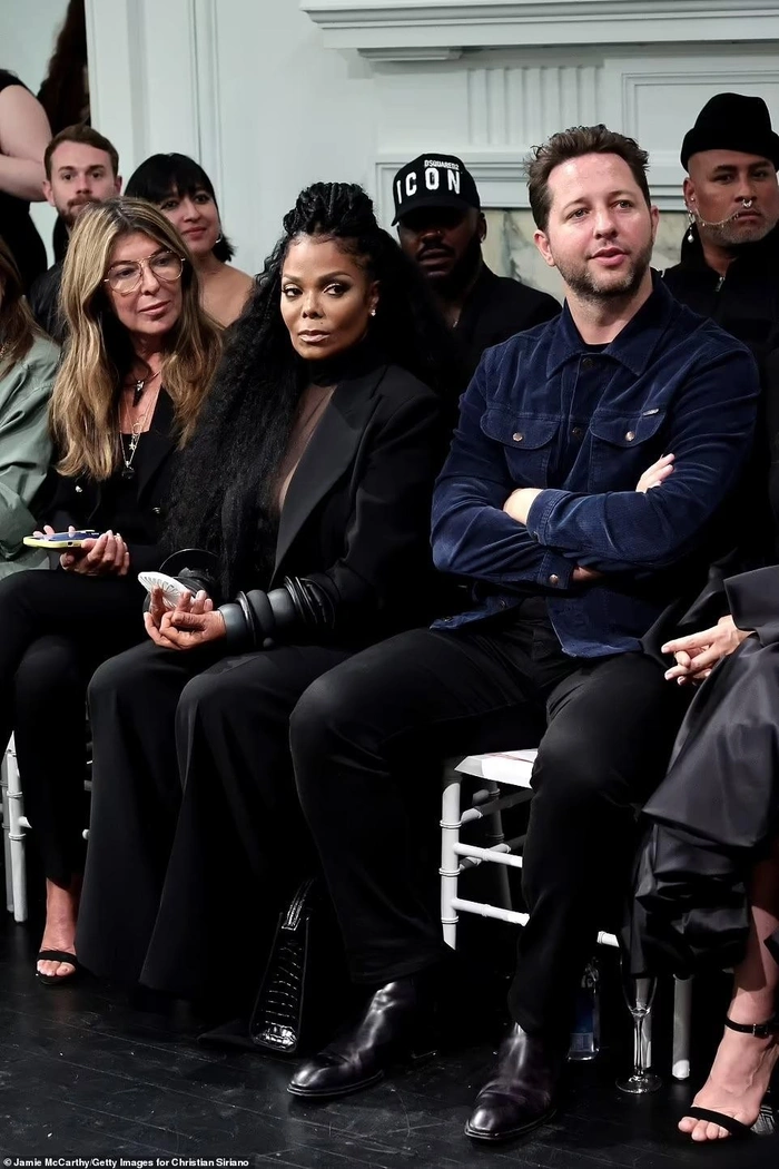 Michael Jackson's younger sister took the spotlight at the event with a see-through shirt even though she was under 60 - Picture 3