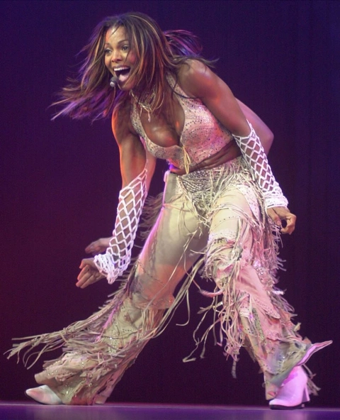 Michael Jackson's younger sister took the spotlight at the event with a see-through shirt even though she was under 60 - Picture 4