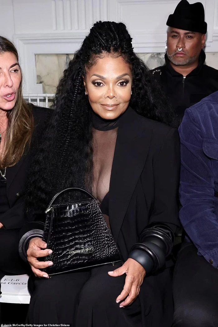 Michael Jackson's younger sister took the spotlight at the event with a see-through shirt even though she was under 60 - Picture 1