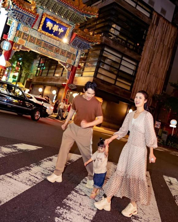 Gia đình Đông Nhi tận hưởng chuyến du lịch Nhật Bản, giật spotlight là biểu cảm đơ của nhóc tì - Hình 3