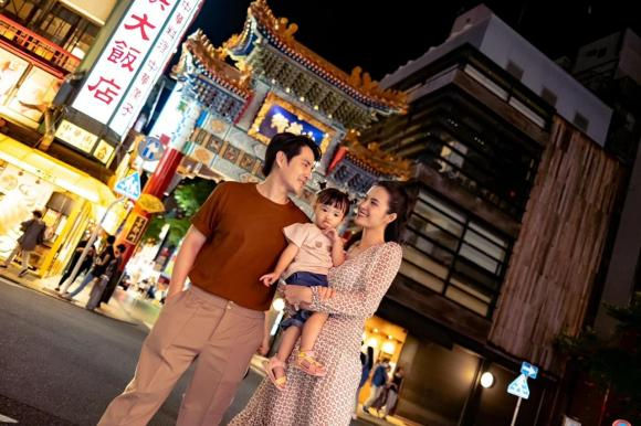Gia đình Đông Nhi tận hưởng chuyến du lịch Nhật Bản, giật spotlight là biểu cảm đơ của nhóc tì - Hình 4