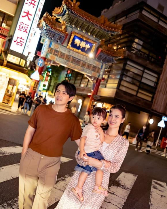 Gia đình Đông Nhi tận hưởng chuyến du lịch Nhật Bản, giật spotlight là biểu cảm đơ của nhóc tì - Hình 5
