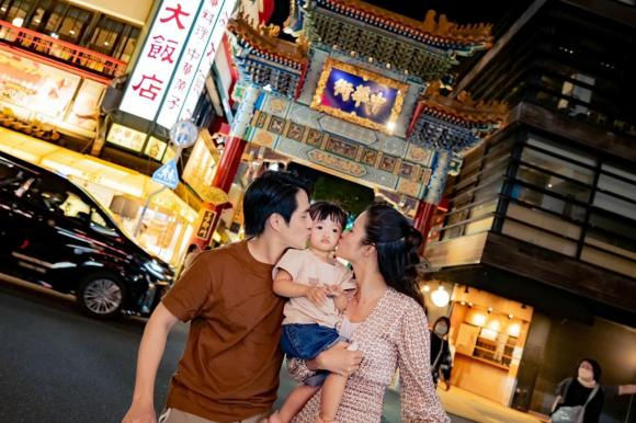 Gia đình Đông Nhi tận hưởng chuyến du lịch Nhật Bản, giật spotlight là biểu cảm đơ của nhóc tì - Hình 1