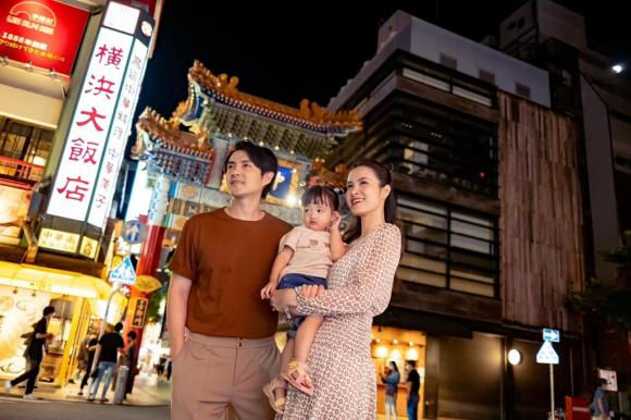 Gia đình Đông Nhi tận hưởng chuyến du lịch Nhật Bản, giật spotlight là biểu cảm đơ của nhóc tì - Hình 2