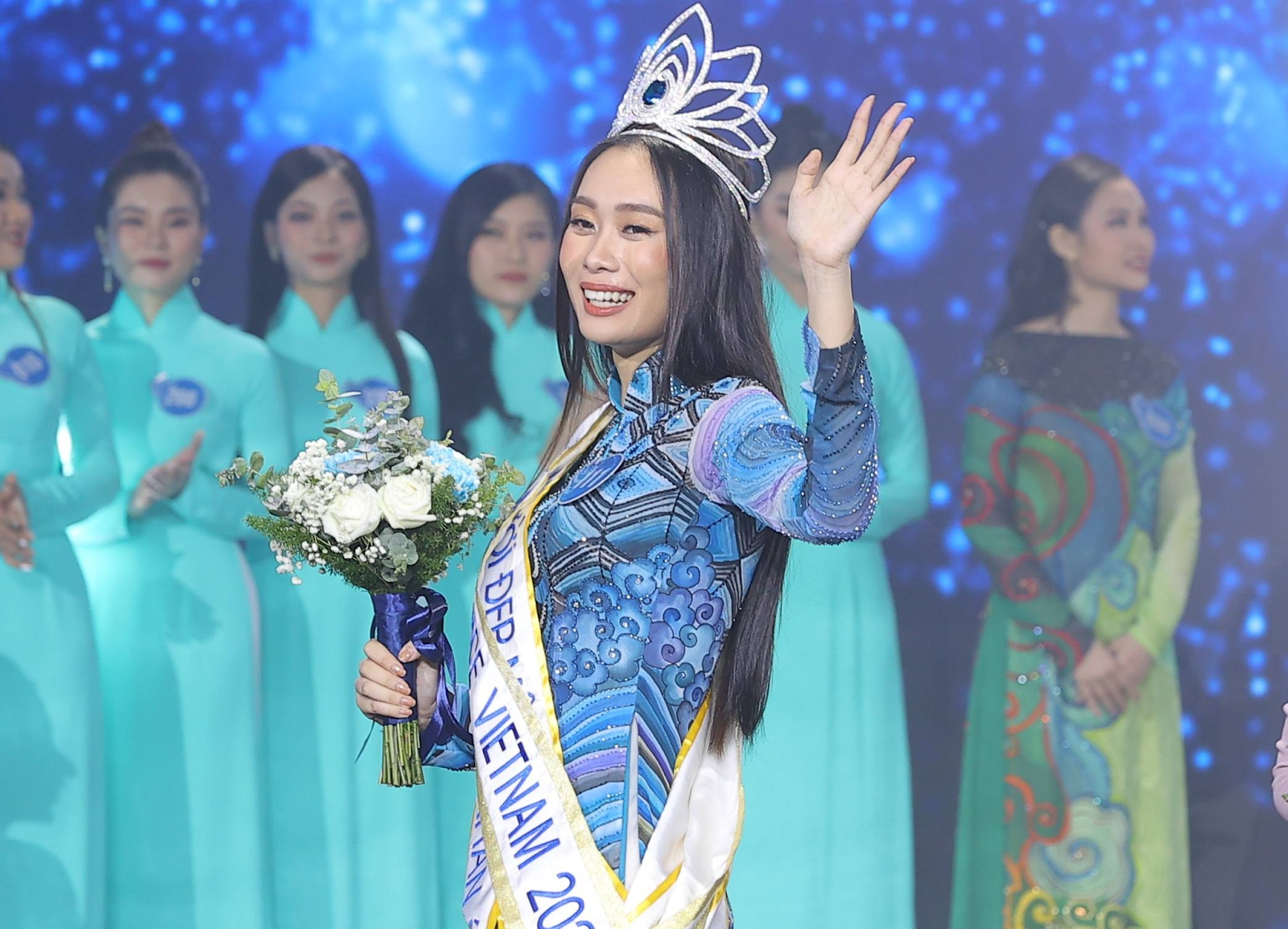 Khánh Tiên NALA thành Á hậu 1, nữ thông dịch viên của Catriona Gray đăng quang Miss Peace Việt Nam - Hình 2