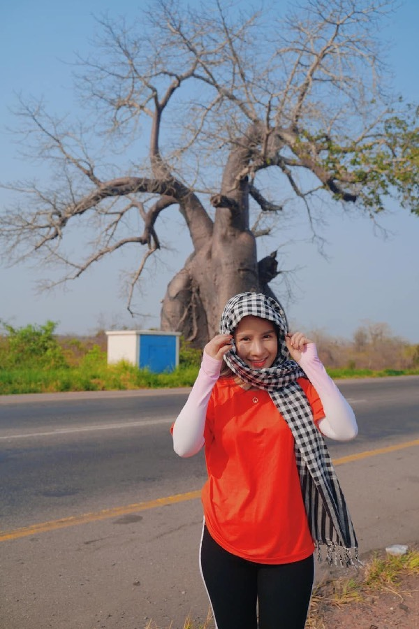 Bà Nhân đáp trả cực gắt khi bị mỉa mai bắt chước Hoa hậu Thùy Tiên, ké fame Quang Linh Vlog - Hình 2