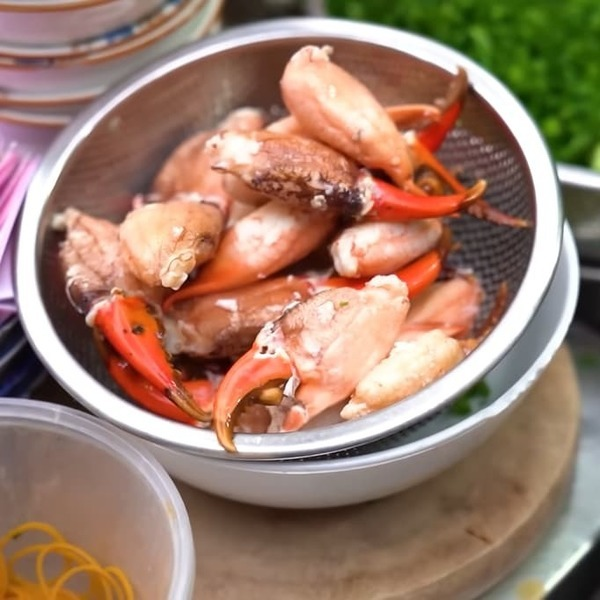 Chủ quán bánh canh cua 700k/tô rơi nước mắt khi food reviewer tới chê - Hình 6