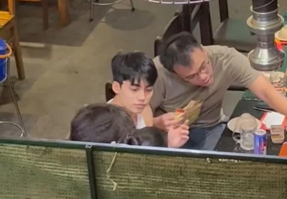 MONO bị team qua đường tóm sống cảnh đi ăn, nhan sắc đời thực của em trai Sơn Tùng gây sốc - Hình 2