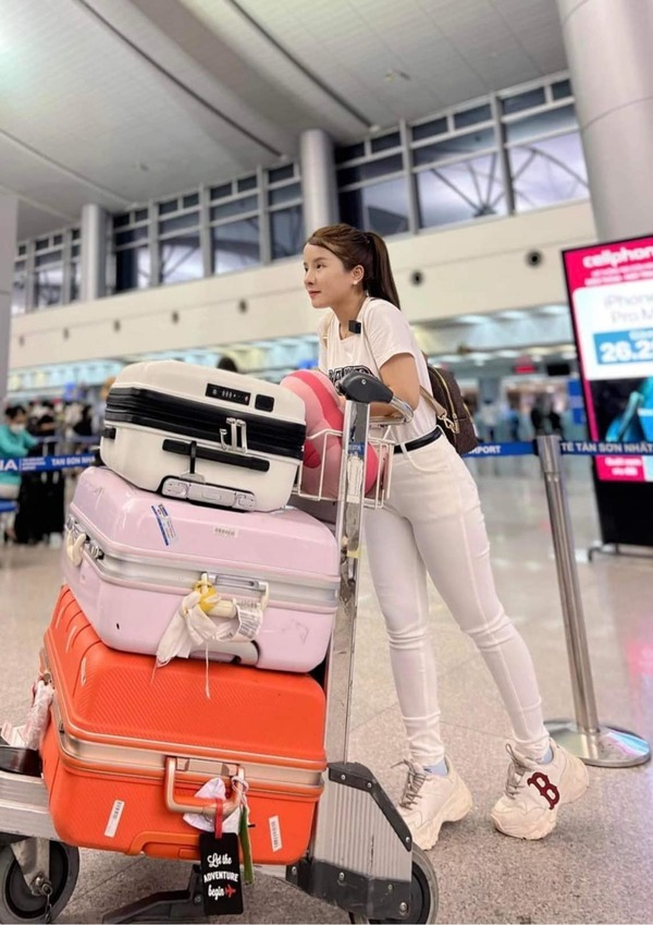 Bà Nhân Vlog lại bị nói lợi dụng Lôi Con - Quang Linh, đáp trả đúng 1 câu, lôi cả Thùy Tiên vào cuộc - Hình 1