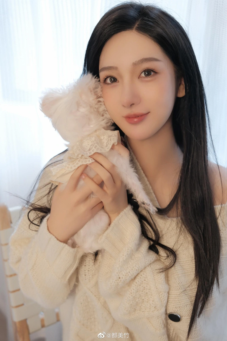 2 hot girl khiến Lý Dịch Phong, Ngô Diệc Phàm ngã ngựa: Người đánh trống khua chiêng, kẻ trầm cảm - Hình 4