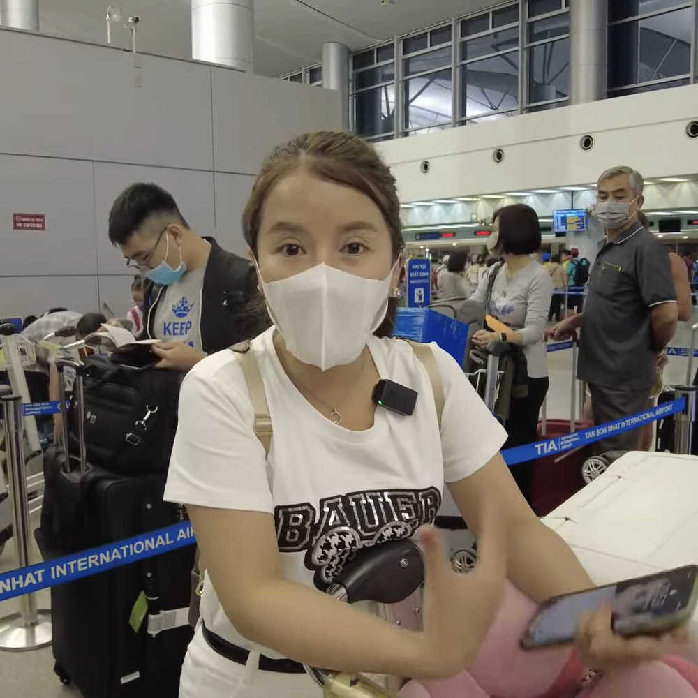Bà Nhân bị sân bay giữ visa, nhịn đói 5 tiếng, stress vì bị nói làm màu, Quỳnh Trần động viên 1 câu - Hình 2