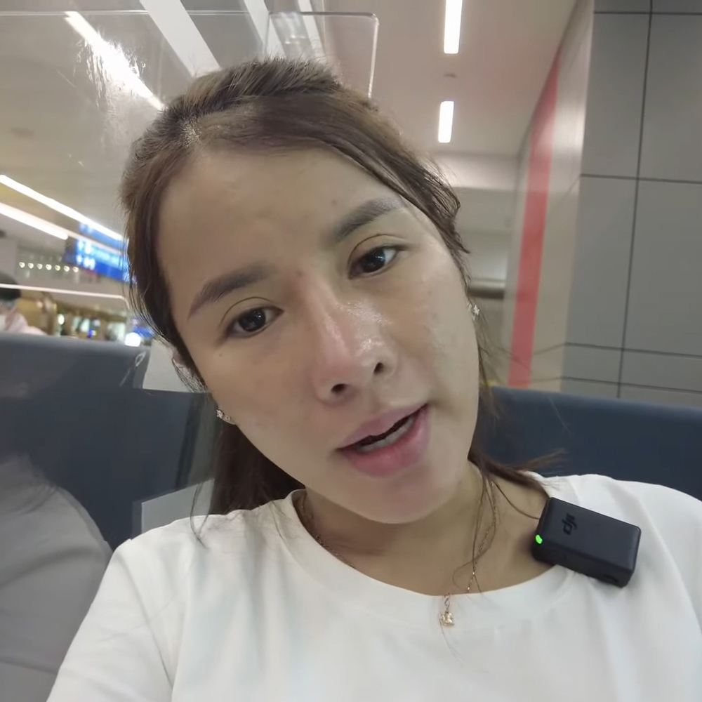 Bà Nhân bị sân bay giữ visa, nhịn đói 5 tiếng, stress vì bị nói làm màu, Quỳnh Trần động viên 1 câu - Hình 3