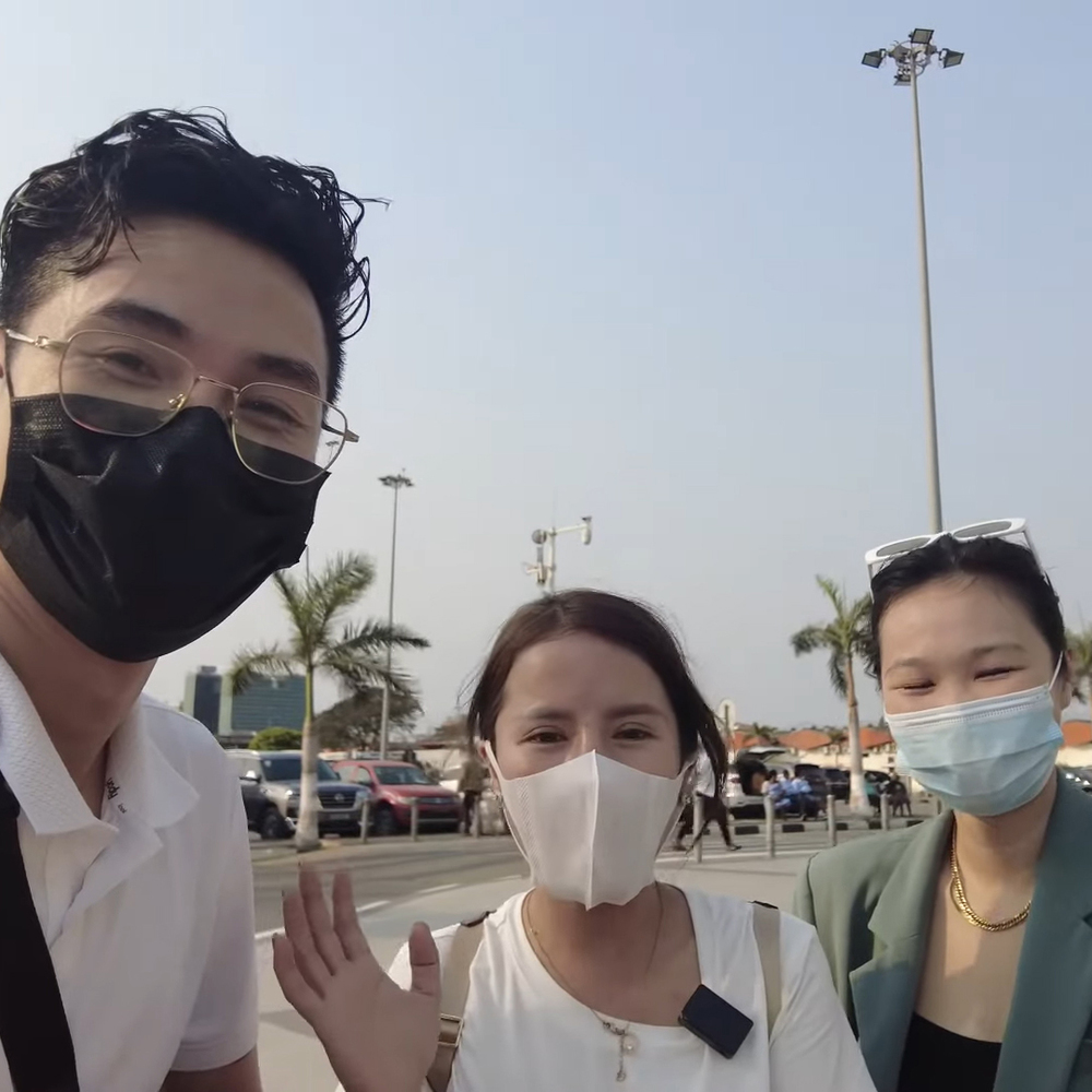 Bà Nhân bị sân bay giữ visa, nhịn đói 5 tiếng, stress vì bị nói làm màu, Quỳnh Trần động viên 1 câu - Hình 4