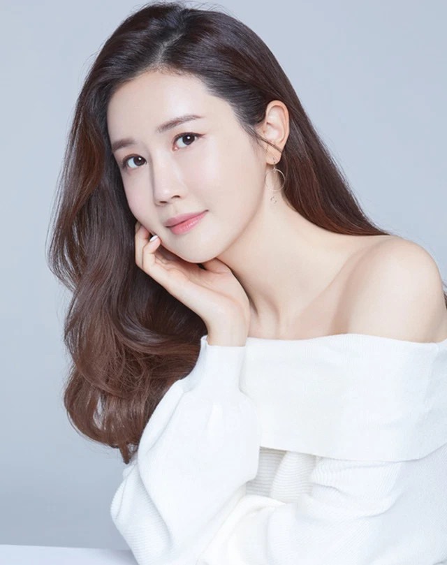Lee Da Hae: Mỹ nhân hạnh A xứ Hàn 'hết thời' đi livestream bán hàng, yêu toàn những mỹ nam bê bối - Hình 13
