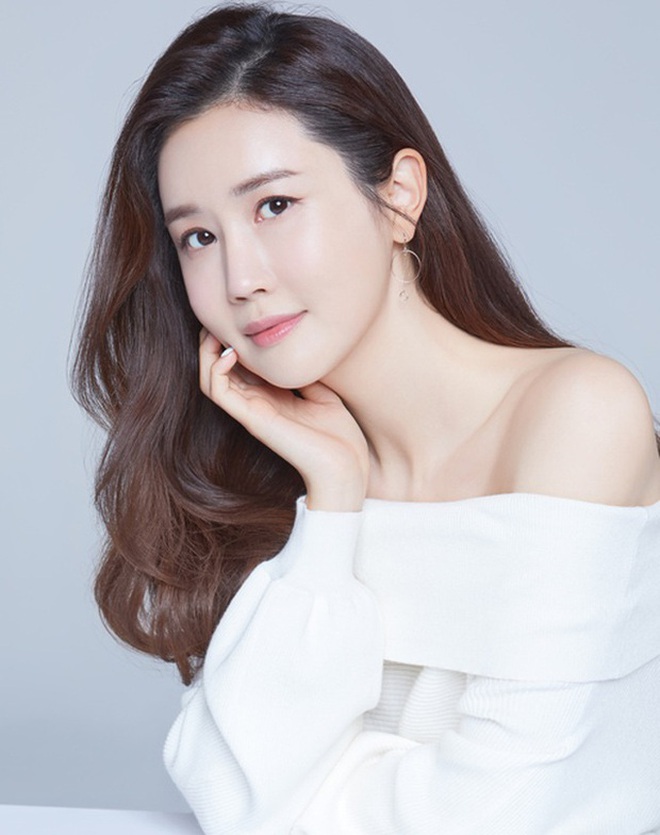 Lee Da Hae: Mỹ nhân hạnh A xứ Hàn 'hết thời' đi livestream bán hàng, yêu toàn những mỹ nam bê bối - Hình 5