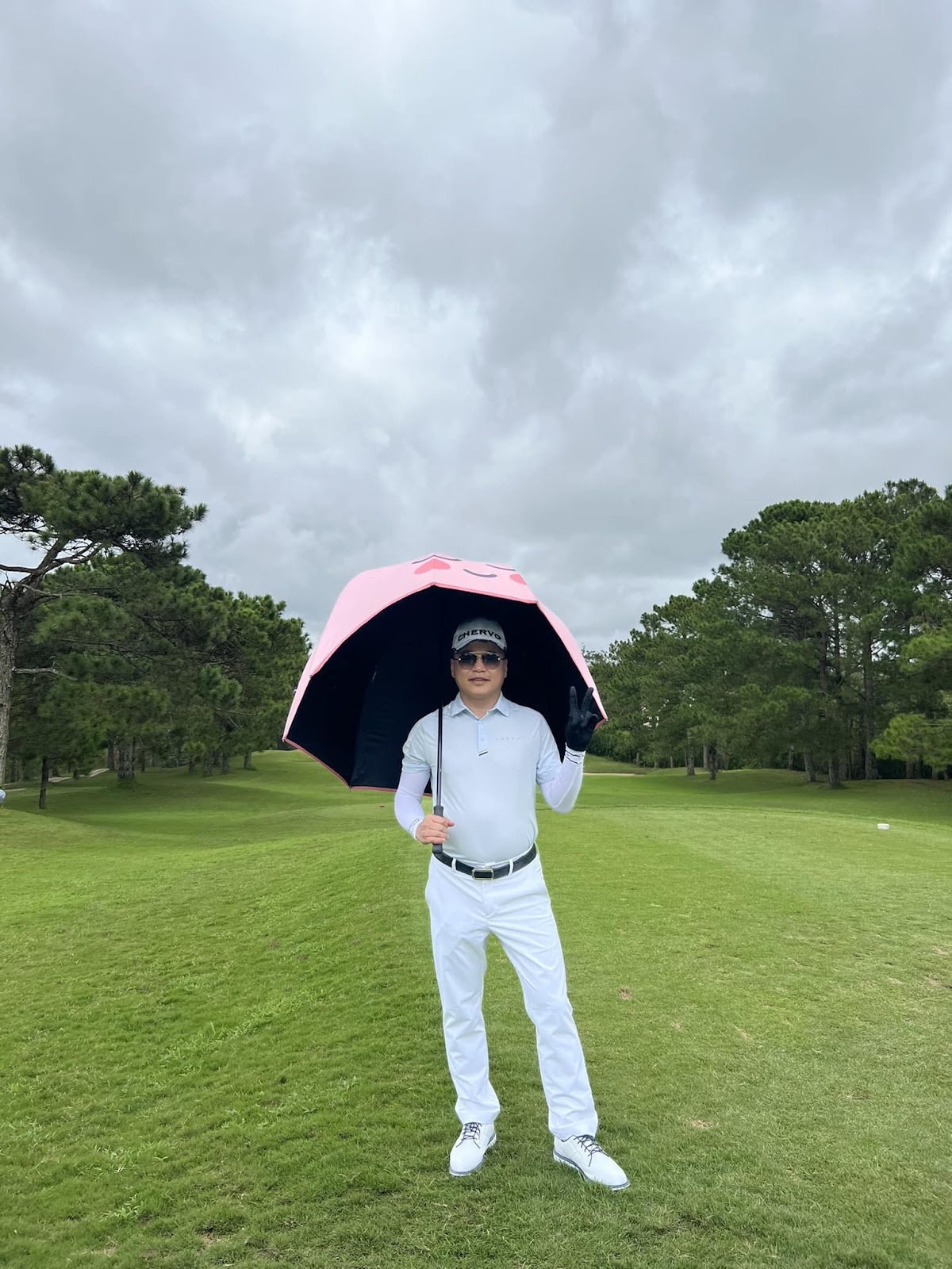 Phương Oanh check-in sân golf cùng bạn trai Shark Bình, vóc dáng sau lùm xùm có thai gây bất ngờ - Hình 2