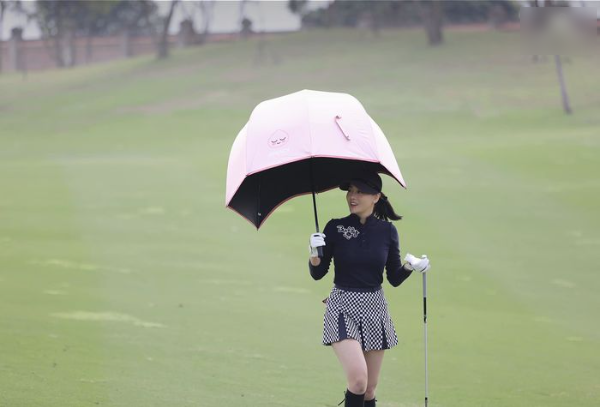 Phương Oanh check-in sân golf cùng bạn trai Shark Bình, vóc dáng sau lùm xùm có thai gây bất ngờ - Hình 12