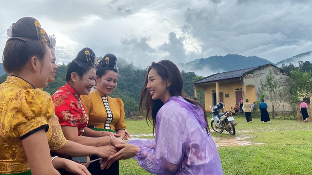 Thùy Tiên - Bà Nhân Vlog cùng qua châu Phi từ thiện: Cách đối xử của Quang Linh khác biệt hoàn toàn? - Hình 15