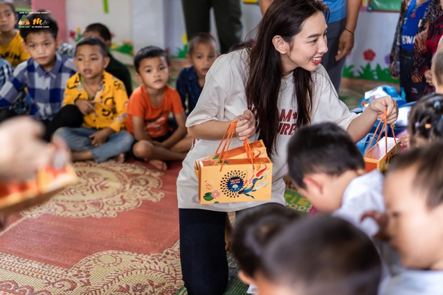 Thùy Tiên - Bà Nhân Vlog cùng qua châu Phi từ thiện: Cách đối xử của Quang Linh khác biệt hoàn toàn? - Hình 17