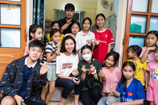 Thùy Tiên - Bà Nhân Vlog cùng qua châu Phi từ thiện: Cách đối xử của Quang Linh khác biệt hoàn toàn? - Hình 21