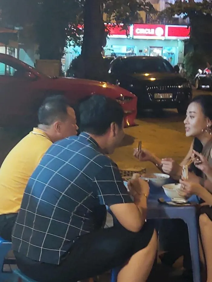 Phương Oanh được Shark Bình đưa đi ăn đêm ở vỉa hè cưng chiều như bà hoàng, nghi vấn ở chung nhà - Hình 1