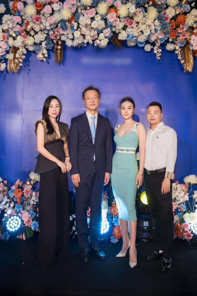 Phương Oanh lần đầu khoe ảnh sánh đôi shark Bình: Hình qua chỉnh sửa nhìn như tiên đồng ngọc nữ - Hình 1