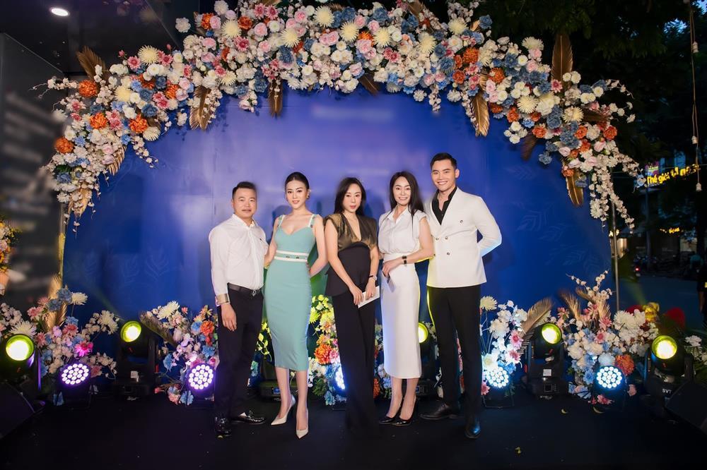 Phương Oanh lần đầu khoe ảnh sánh đôi shark Bình: Hình qua chỉnh sửa nhìn như tiên đồng ngọc nữ - Hình 2