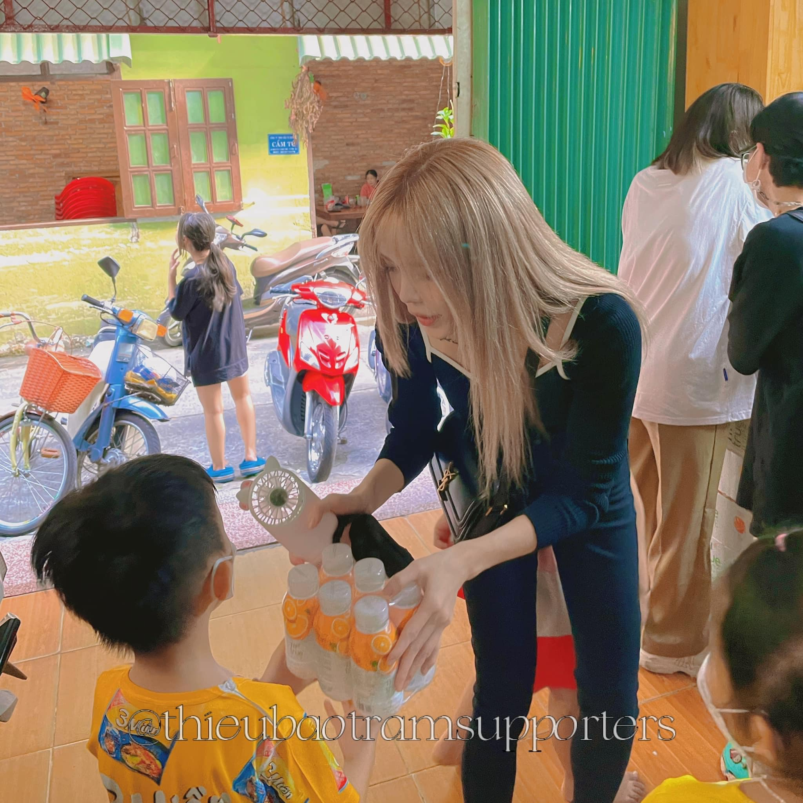 Thiều Bảo Trâm đi từ thiện vừa bị chê làm màu vừa vô tình khiến Sơn Tùng vạ lây? - Hình 1