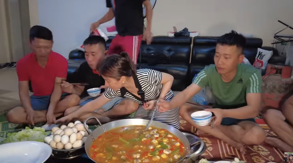 Bà Nhân tiếp tục nhận 'gạch đá' khi 'hớ hênh' diện đầm khoét ngực sinh hoạt cùng team Quang Linh - Hình 4