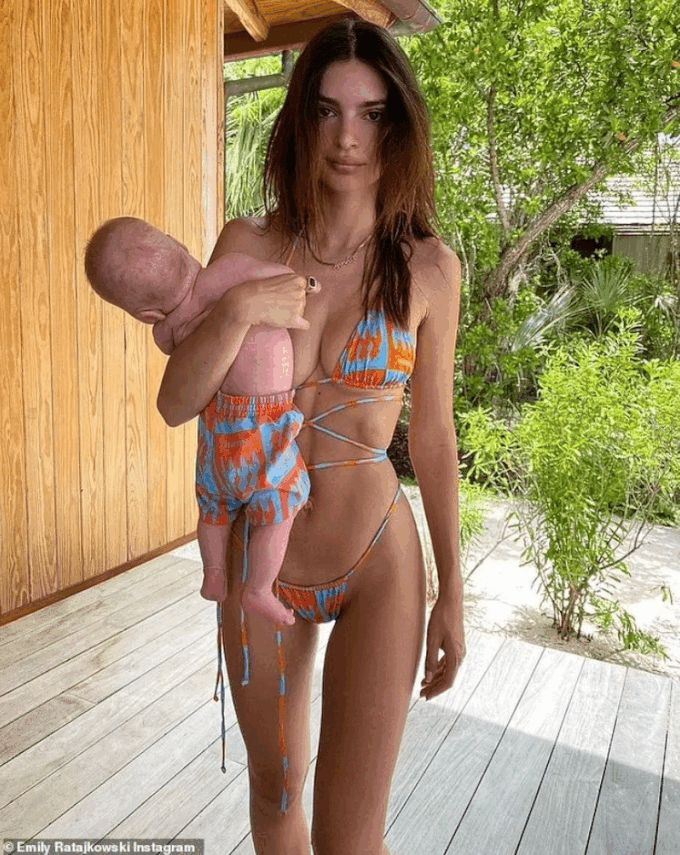 Emily Ratajkowski bị chỉ trích vì chụp ảnh nuy trong bồn tắm với con - Hình 2