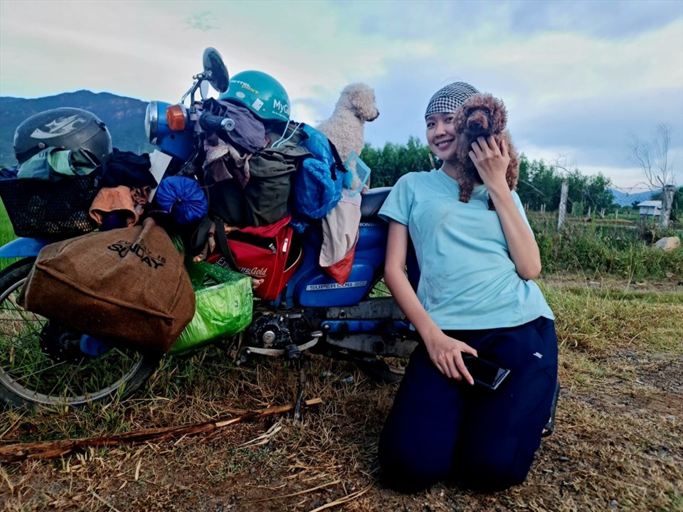 Á hậu Bảo Ngọc thích du lịch bụi, mê phượt bằng xe máy - Hình 8
