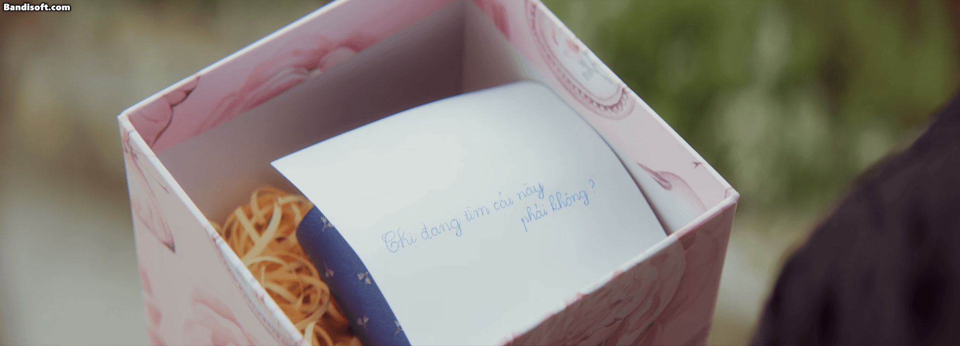 Hương Giang tung MV về vũ trụ trà xanh: Nội dung không mới, giọng hát lại gây tranh cãi - Hình 3
