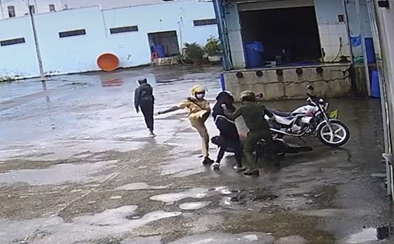 Đã có kết quả xác minh ban đầu clip Công an tác động vật lý: 2 thiếu niên không phải dạng vừa - Hình 1