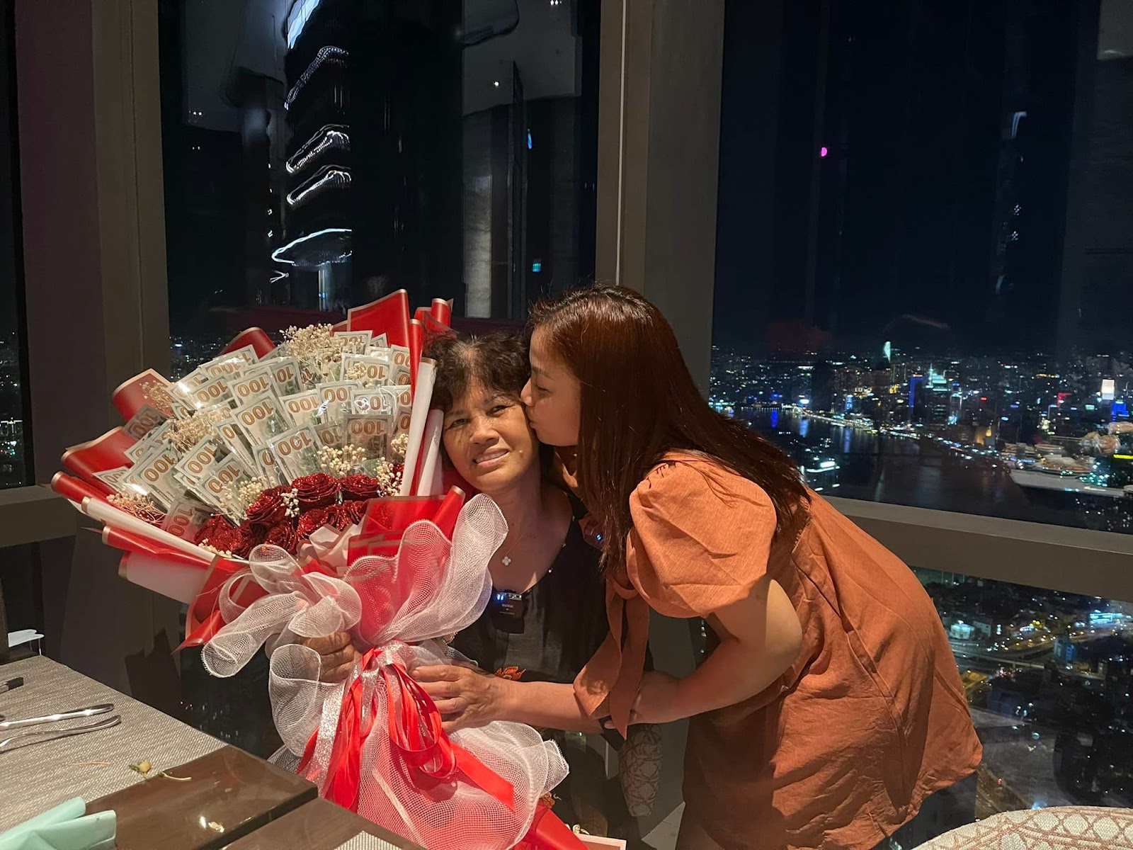 Quỳnh Trần JP chối bỏ, không dám nhận mẹ khi bắt gặp mẹ lượm ve chai hay ngồi bán rau - Hình 5