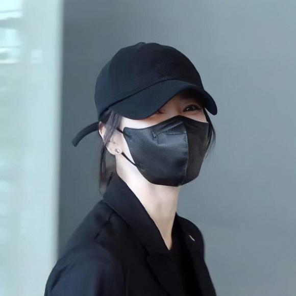 Song Hye Kyo xuất hiện ở sân bay sau ồn ào ngoại tình, Song Joong Ki có động thái không ngờ - Hình 1