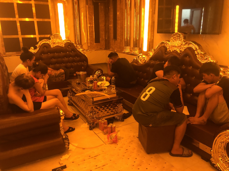 Bắt quả tang 12 đối tượng dương tính với ma túy trong quán karaoke - Hình 1
